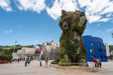 Bilbao, İspanya - Mai 16, 2024 - Jeff Koons tarafından tasarlanan Bilbao, Bask bölgesindeki Guggenheim Müzesi önünde ünlü köpek heykeli