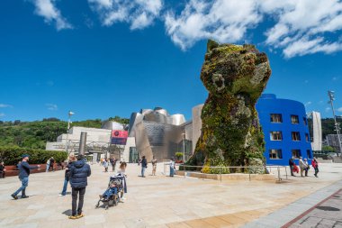 Bilbao, İspanya - Mai 16, 2024 - Jeff Koons tarafından tasarlanan Bilbao, Bask bölgesindeki Guggenheim Müzesi önünde ünlü köpek heykeli
