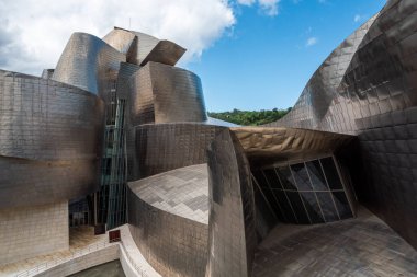 Bilbao, İspanya - Mai 16, 2024 - İspanya 'nın Bilbao kentindeki Modern Sanat Guggenheim Müzesinin Çağdaş Mimarisi