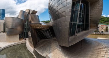 Bilbao, İspanya - Mai 16, 2024 - İspanya 'nın Bilbao kentindeki Modern Sanat Guggenheim Müzesinin Çağdaş Mimarisi