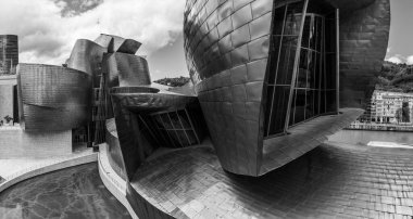 Bilbao, İspanya - Mai 16, 2024 - İspanya 'nın Bilbao kentindeki Modern Sanat Guggenheim Müzesinin Çağdaş Mimarisi