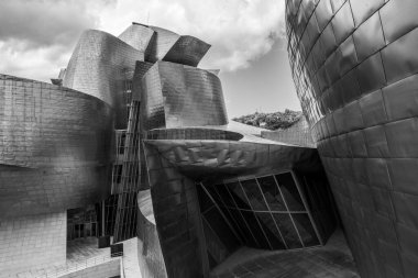 Bilbao, İspanya - Mai 16, 2024 - İspanya 'nın Bilbao kentindeki Modern Sanat Guggenheim Müzesinin Çağdaş Mimarisi