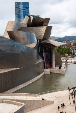 Bilbao, İspanya - Mai 16, 2024 - İspanya 'nın Bilbao kentindeki Modern Sanat Guggenheim Müzesinin Çağdaş Mimarisi