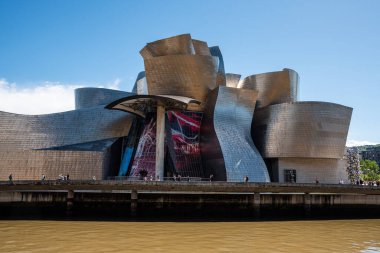 Bilbao, İspanya - Mai 16, 2024 - İspanya 'nın Bilbao kentindeki Iconic Guggenheim Müzesi, mimar Frank Gehry tarafından tasarlandı