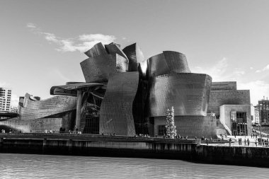 Bilbao, İspanya - Mai 16, 2024 - İspanya 'nın Bilbao kentindeki Iconic Guggenheim Müzesi, mimar Frank Gehry tarafından tasarlandı