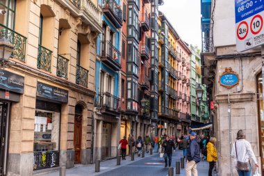 Bilbao, İspanya - Mai 16, 2024 - İspanya 'nın Bask bölgesindeki Bilbao şehir merkezindeki Kalea Caddesi