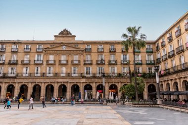 Bilbao, İspanya - Mai 16, 2024 - Bilbao 'daki Picturesque Plaza Nueva, İspanya' daki Bask özerk bölgesindeki klasik benzer evler tarafından çevrelenmiştir.