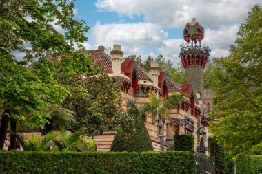 Comillas, İspanya - Mai 19, 2024 - İspanya 'nın Comillas şehrinde Iconic Villa Qijano, Antoni Gaudi tarafından tasarlandı.