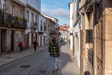 Picos de Europa, İspanya - Mai 20, 2024 - İspanya 'nın kuzeyinde Santiago de Compostella adlı mavi gökyüzü altında tarihi İspanyol evlerinin ve geleneksel balkonların bulunduğu San Pedro caddesi