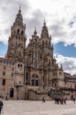 Santiago de Compostela, İspanya - Mai 21, 2024 - Galiçya, İspanya 'daki Santiago de Compostela' daki ünlü katedralin batı cephesinin muhteşem barok mimari ayrıntıları