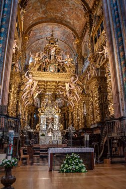 Santiago de Compostela, İspanya - Mai 21, 2024 İspanya 'nın Galiçya bölgesindeki Santiago de Compostela Katedrali' nin zengin altın ve gümüş sunağı