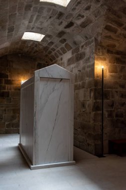 Santiago de Compostela, İspanya - Mai 21, 2024 Santiago de Compostela Katedrali 'nde beyaz bir lahit