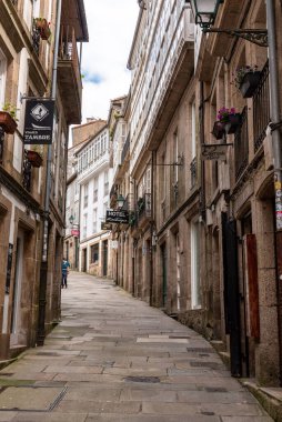 Santiago de Compostela, İspanya - Mai 21, 2024 - İspanya 'nın Santiago de Compostela kentindeki eski evlerin bulunduğu tarihi ara sokak