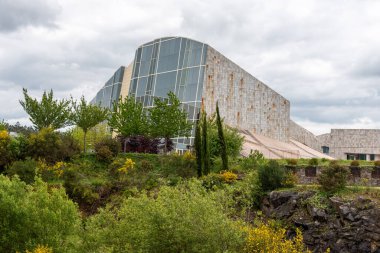 Santiago de Compostela, İspanya - Mai 21, 2024 - İspanya 'nın Santiago de Compostela kentindeki Galiçya Kültür Şehri' nde modern mimari