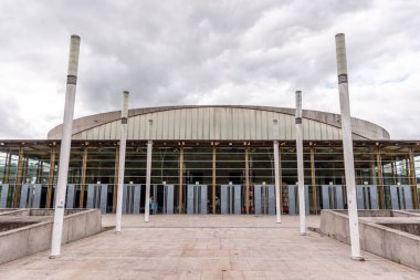 Santiago de Compostela, İspanya - Mai 21, 2024 - Santiago de Compostela 'da Pavillon Multiusos Fontes do Sar' ın modern cephesi