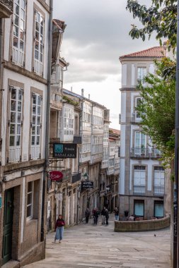 Santiago de Compostela, İspanya - Mai 21, 2024 - İspanya 'nın Santiago de Compostela kentindeki tipik İspanyol yerleşim yerlerinin bulunduğu Picturesque Caddesi