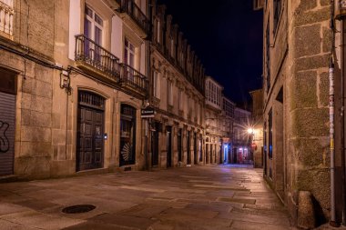Santiago de Compostela, İspanya - Mai 21, 2024 - Santiago de Compostela, İspanya şehir merkezindeki eski San Pedro caddesi