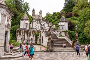 Braga, Portekiz - Mai 24, 2024 - Portekiz 'in Braga şehrinde hacı bazilikası Bom Jesus do Monte' ye ünlü manzaralı barok merdiveni