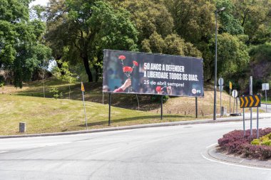 Braga, Portekiz - Mai 24, 2024 - Portekiz, Braga 'daki Billboard, Portekiz karanfil devrimini hatırlıyor