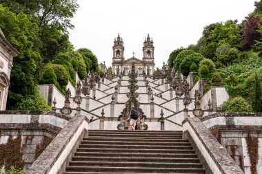Braga, Portekiz - Mai 24, 2024 - Portekiz 'in Braga şehrinde hacı bazilikası Bom Jesus do Monte' ye ünlü manzaralı barok merdiveni