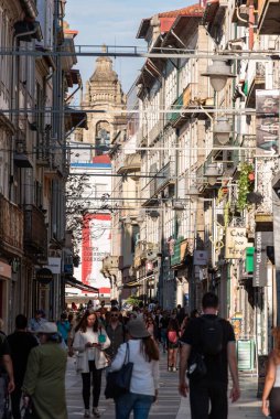 Braga, Portekiz - Mai 24, 2024 - Eski Braga kasabası kalabalık Dom Diogo de Sousa caddesi, Portekiz