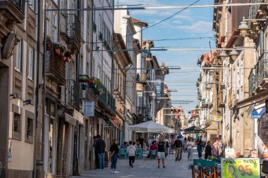 Braga, Portekiz - Mai 24, 2024 - Eski Braga kasabası kalabalık Dom Diogo de Sousa caddesi, Portekiz