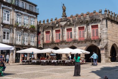Braganca, Portekiz - Mai 26, 2024 - Guimaraes, Portekiz - 08 Mayıs 2024 - Guimaraes şehir merkezindeki Largo da Oliveira Meydanı 'nda geleneksel ahşap Portekiz cephesi