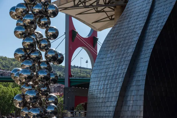 Bilbao, İspanya - Mai 16, 2024 - Bilbao, Bask 'taki ünlü Guggenheim Müzesi ve Anish Kapoor' un Uzun Ağacı ve Gözü