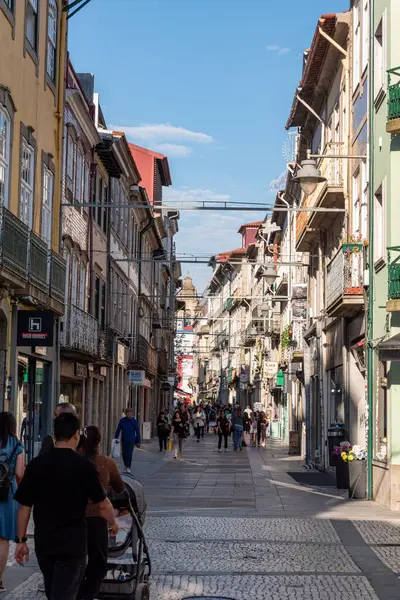 Braga, Portekiz - Mai 24, 2024 - Eski Braga kasabası kalabalık Dom Diogo de Sousa caddesi, Portekiz