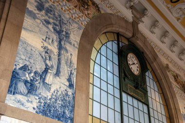 Sao Bento tren istasyonunun duvarındaki Azulejo seramik seramik kiremitler Portekiz 'de Porto halkının yaşamını gösteriyor.