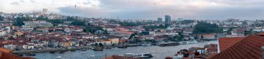 Porto, Portekiz - Mai 28, 2024 Porto şehir merkezinin panoramik manzarası ve Portekiz 'in ünlü I. Luis köprüsünden görülen Douro nehrinin güney kıyısındaki seyyar içki imalathaneleri