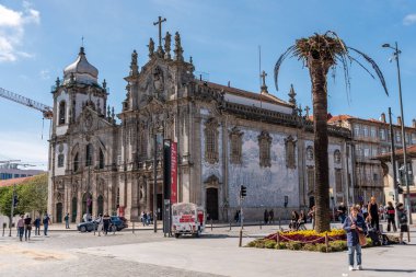 Porto, Portekiz - Mai 28, 2024 - Portekiz 'in Gomes Teixeira Meydanı' ndaki Carmo Kilisesi ve Carmelitas Kilisesi 'nin Barok kapısı