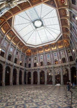 Porto, Portekiz - Mai 28, 2024 Porto, Portekiz 'deki tarihi borsa sarayının zengin süslü avlusu