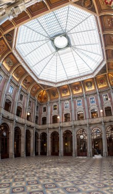 Porto, Portekiz - Mai 28, 2024 Porto, Portekiz 'deki tarihi borsa sarayının zengin süslü avlusu