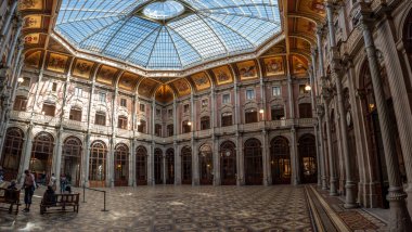 Porto, Portekiz - Mai 28, 2024 Porto, Portekiz 'deki tarihi borsa sarayının zengin süslü avlusu