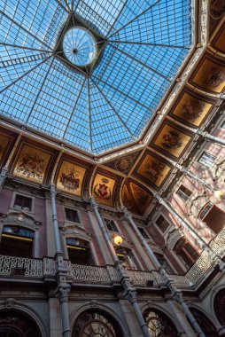 Porto, Portekiz - Mai 28, 2024 Porto, Portekiz 'deki tarihi borsa sarayının altın bahçe tavanı