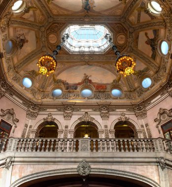 Porto, Portugal - Mai 28, 2024 - Rich decorated classicistic ceiling at the staircase of the historic Stock Exchange Palace in Porto, Portugal clipart