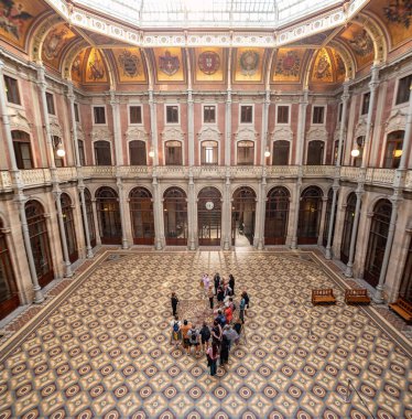 Porto, Portekiz - Mai 28, 2024 Porto, Portekiz 'deki tarihi borsa sarayının avlusunda bir turist grubu