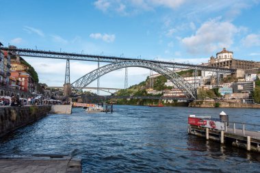 Porto, Portekiz - Mai 28, 2024 Porto nehir kenarının panoramik manzarası ve I. Luis ve Santo Agostinho manastırı, Portekiz