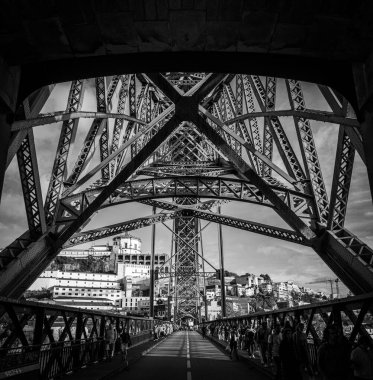 Porto, Portekiz - Mai 28, 2024 - Portekiz 'deki ikonik köprü Dom Luis I' in sahne mimarisi