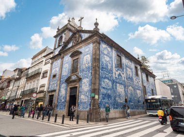 Porto, Portekiz - Mai 29, 2024 - Porto, Portekiz 'deki Almas de Santa Catarina şapelinin dışındaki tarihi Azulejo fayansları