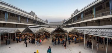 Porto, Portekiz - Mai 29, 2024 - Porto, Portekiz 'in merkezinde modern görünümlü Bolhao pazarı