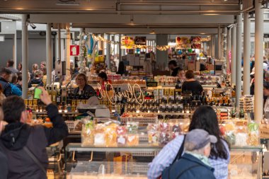 Porto, Portekiz - Mai 29, 2024 Porto, Portekiz 'deki Bolhao pazarında hareketlilik