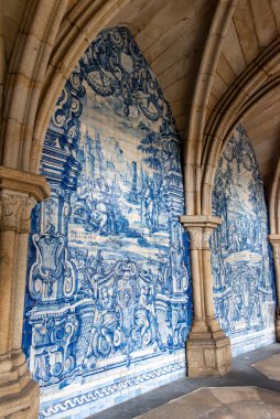 Porto, Portekiz - Mai 29, 2024 - Porto, Portekiz 'deki katedralin manastırında dini sahneleri olan yıkıcı Azulejo fayansları