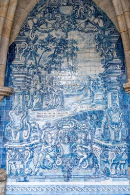 Porto, Portekiz - Mai 29, 2024 - Porto, Portekiz 'deki katedralin manastırında dini sahneleri olan yıkıcı Azulejo fayansları