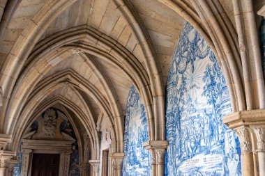 Porto, Portekiz - Mai 29, 2024 - Porto, Portekiz 'deki katedralin manastırında dini sahneleri olan yıkıcı Azulejo fayansları