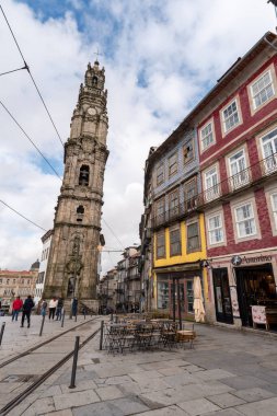 Porto, Portekiz - Mai 29, 2024 - Portekiz 'in merkezindeki aynı süslü kilisenin rahipler kulesi