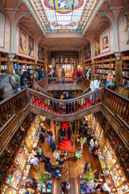 Porto, Portekiz - Mai 29, 2024 Porto, Portekiz 'deki Lello kitapçısının ünlü kıvrımlı ahşap merdivenleri