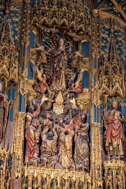 Coimbra, Portekiz - Haziran 01, 2024 - Portekiz 'in Coimbra katedralinin barok mihrabında Kutsal Meryem ile mimari ayrıntı