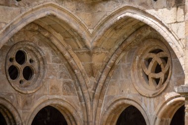 Coimbra, Portekiz - Haziran 01, 2024 - Portekiz 'in Coimbra katedralinin eski manastırında mimari detay